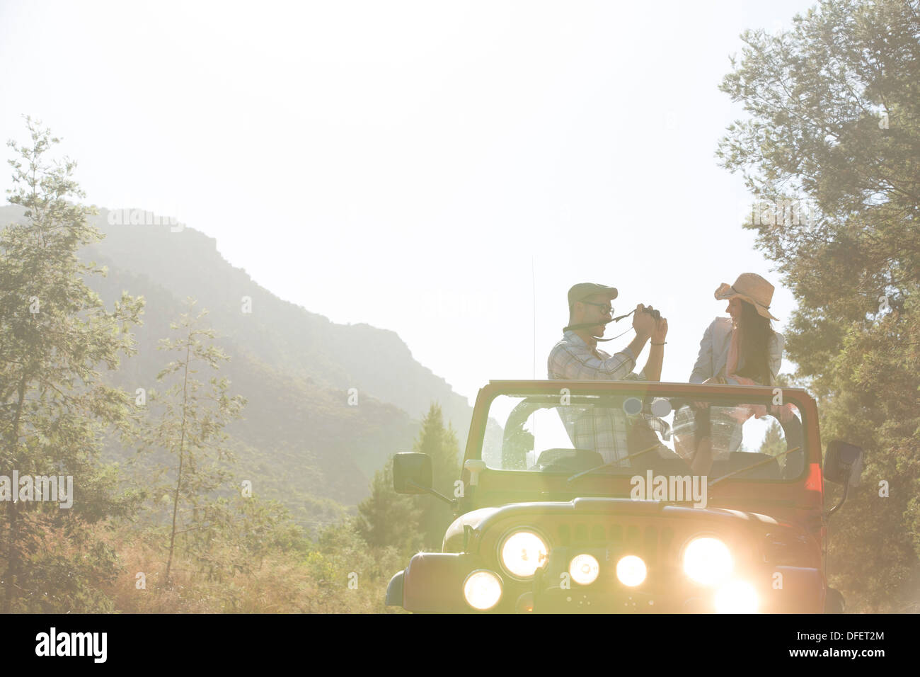 Uomo di scattare le foto della ragazza in sport utility vehicle Foto Stock