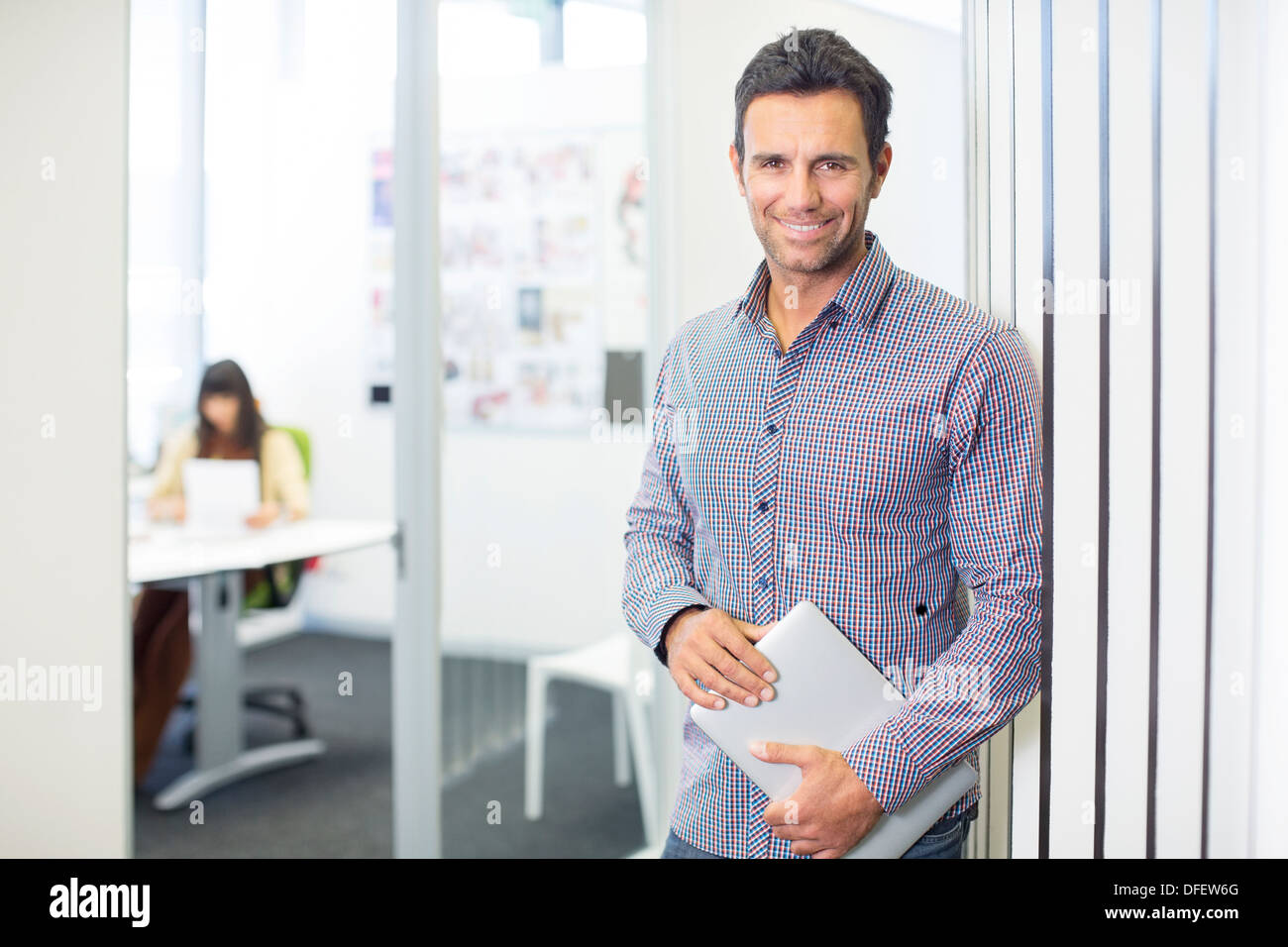 Ritratto di imprenditore sorridente in ufficio Foto Stock