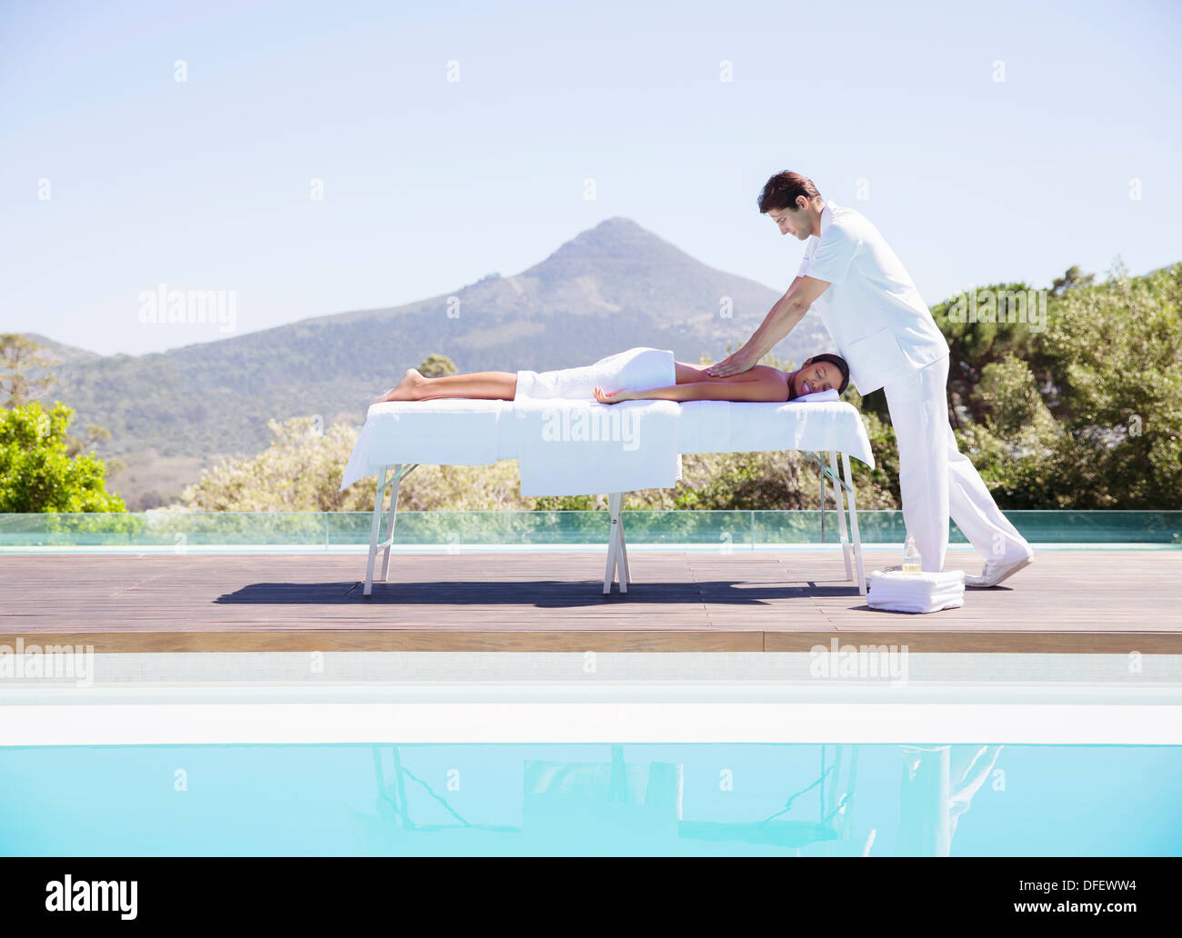 Donna ricevere massaggi a bordo piscina Foto Stock