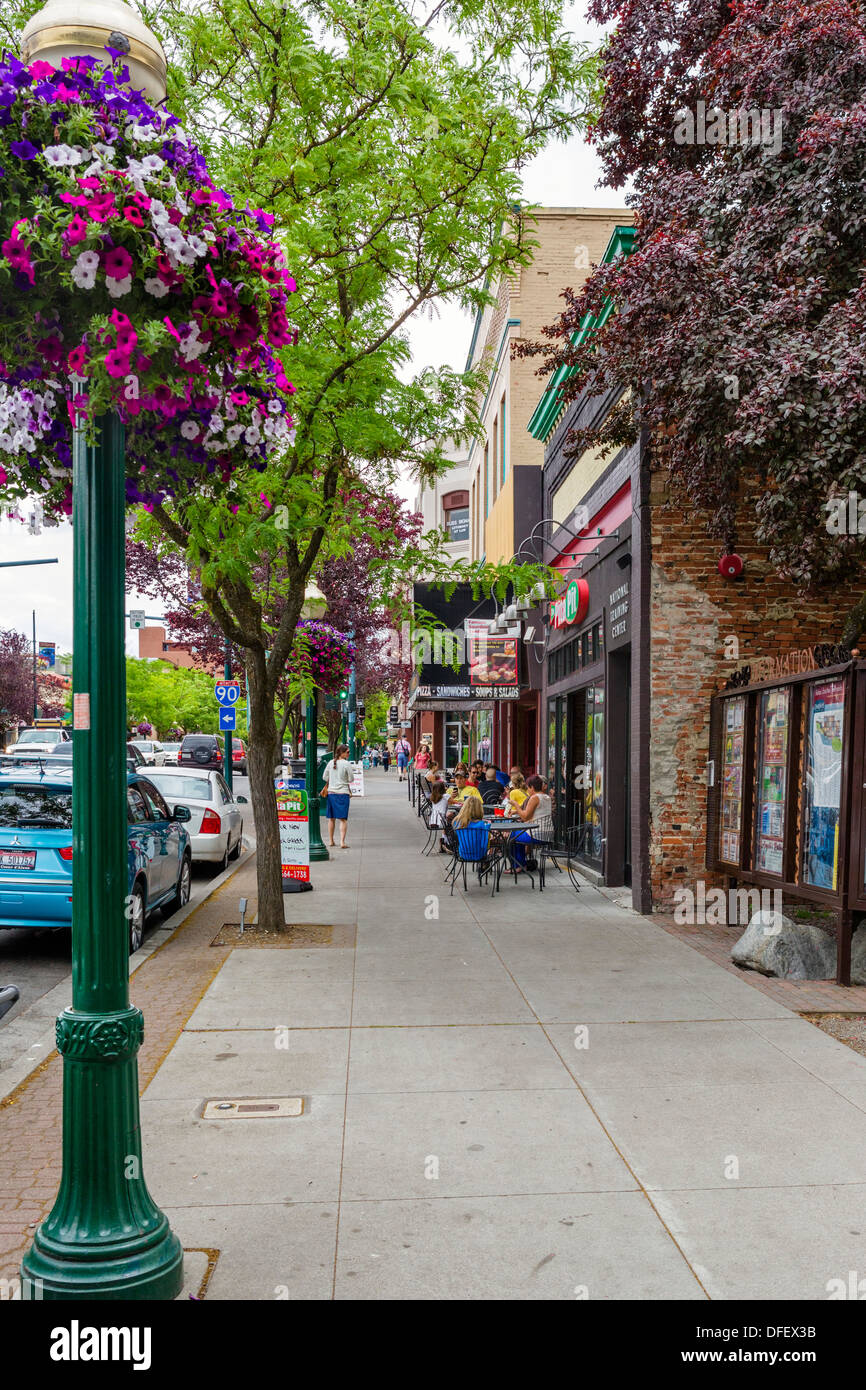 Cafe e negozi su Sherman Avenue nel centro di Coeur d'Alene, Idaho, Stati Uniti d'America Foto Stock