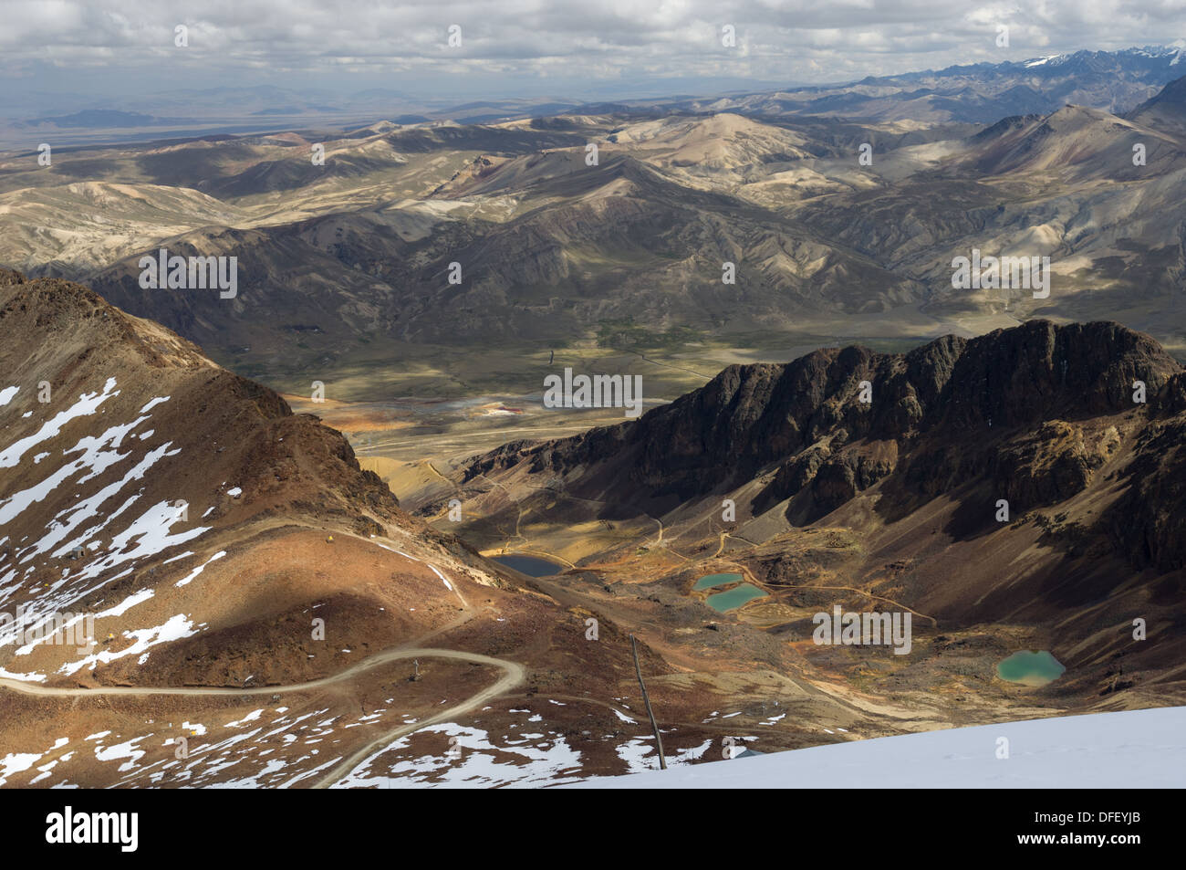 Guardando verso il basso sulla valle circostante, i laghi e le montagne della Cordillera Real, dal 5421 metri (17,785 ft) summit di Chacaltaya stazione, vicino a La Paz in Bolivia Foto Stock