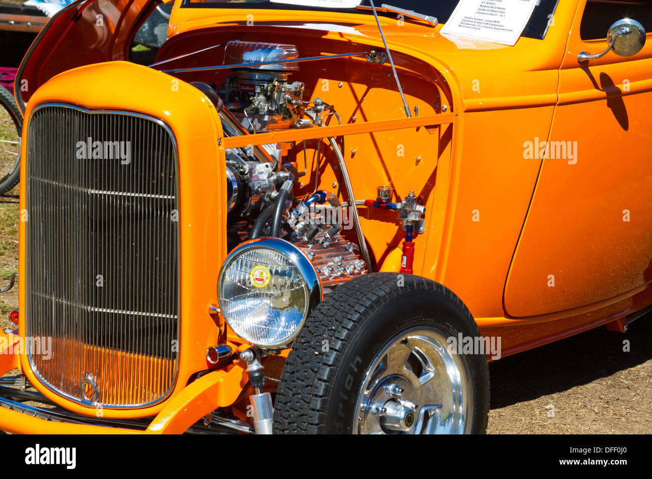 Una bella arancio brillante 1932 Ford hot-rod che mostra i dettagli del motore. Foto Stock