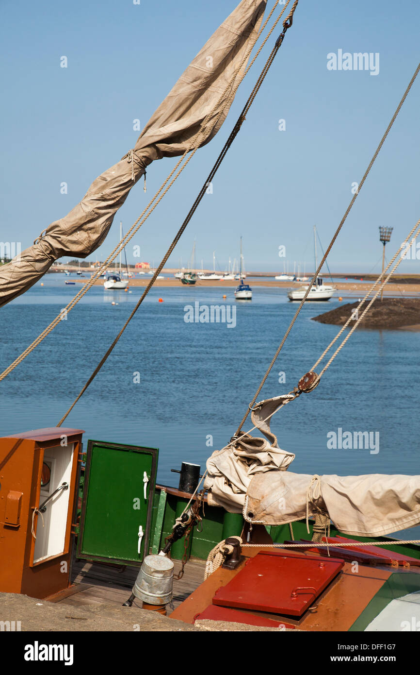 Vista di pozzetti accanto il mare attraverso il porto di corde di Albatross barca a vela Foto Stock
