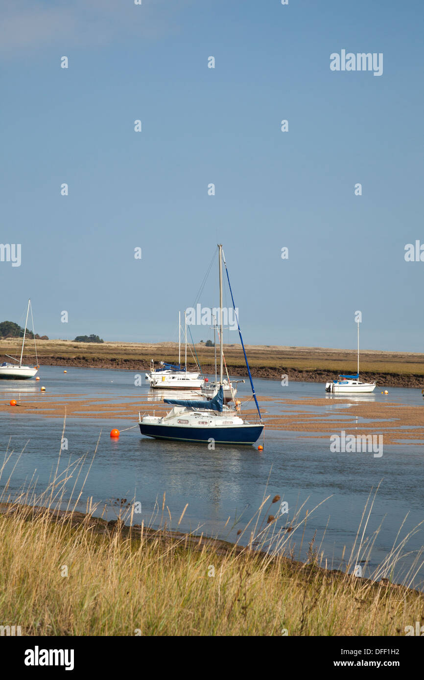 Yachts in estuario a Wells accanto il mare Norfolk Foto Stock