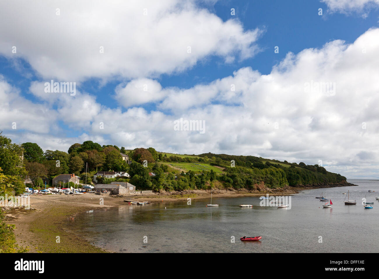 Vista del paese attraverso Gillan Harbour, St Anthony-in-Meneage, Cornwall Foto Stock