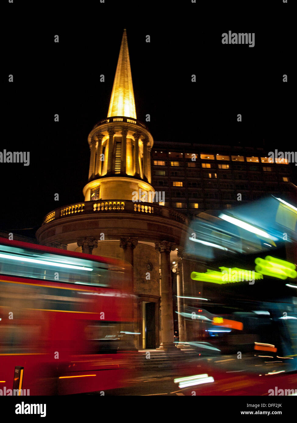 Gli autobus a due piani in transito che mostra tutte le anime Chiesa di notte, Langham Place, London, England, Regno Unito Foto Stock