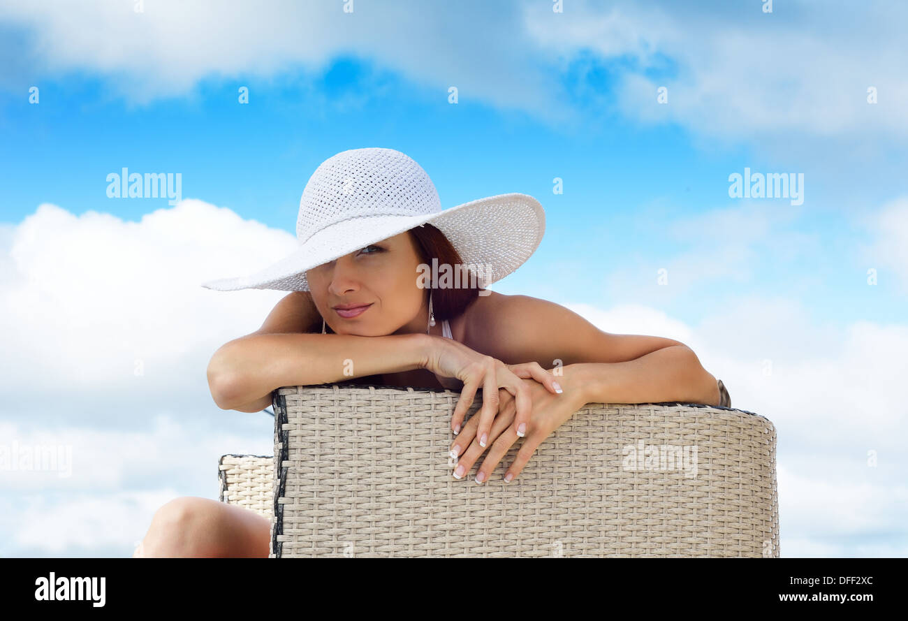 Donna della sedia sotto il cielo Foto Stock