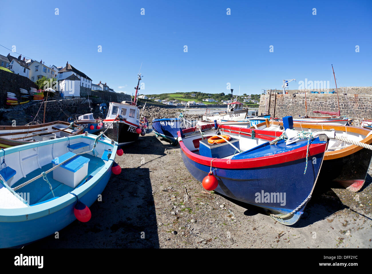 Barche spiaggiata nel porto, Coverack, Cornwall Foto Stock
