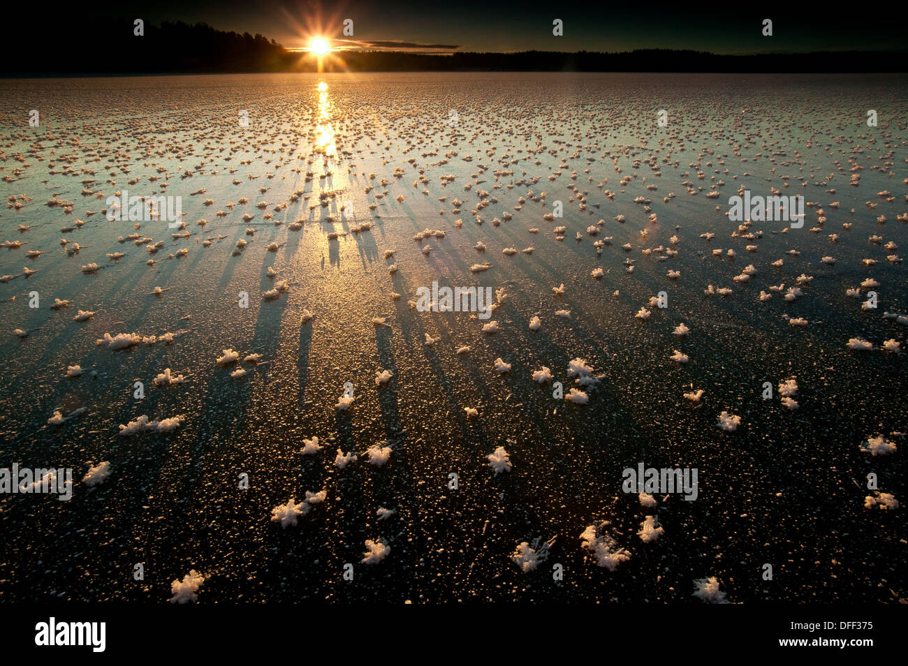 Incredibile inverno sunrise nel lago Vansjø, Østfold, Norvegia. Vansjø è una parte dell'acqua sistema chiamato Morsavassdraget. Foto Stock