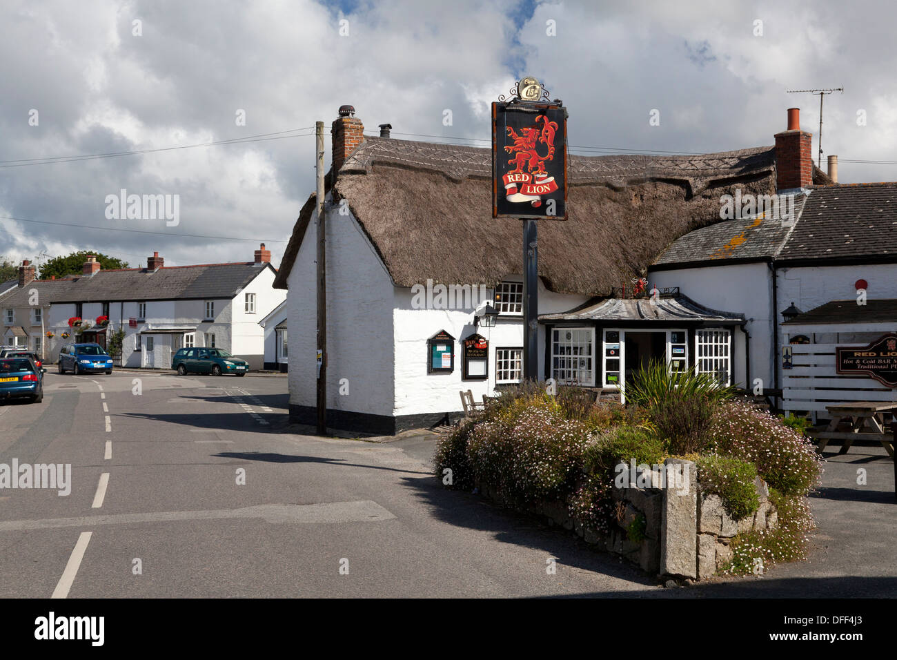 Il centro del villaggio e il Red Lion Inn, MAWNAN SMITH, Cornwall Foto Stock