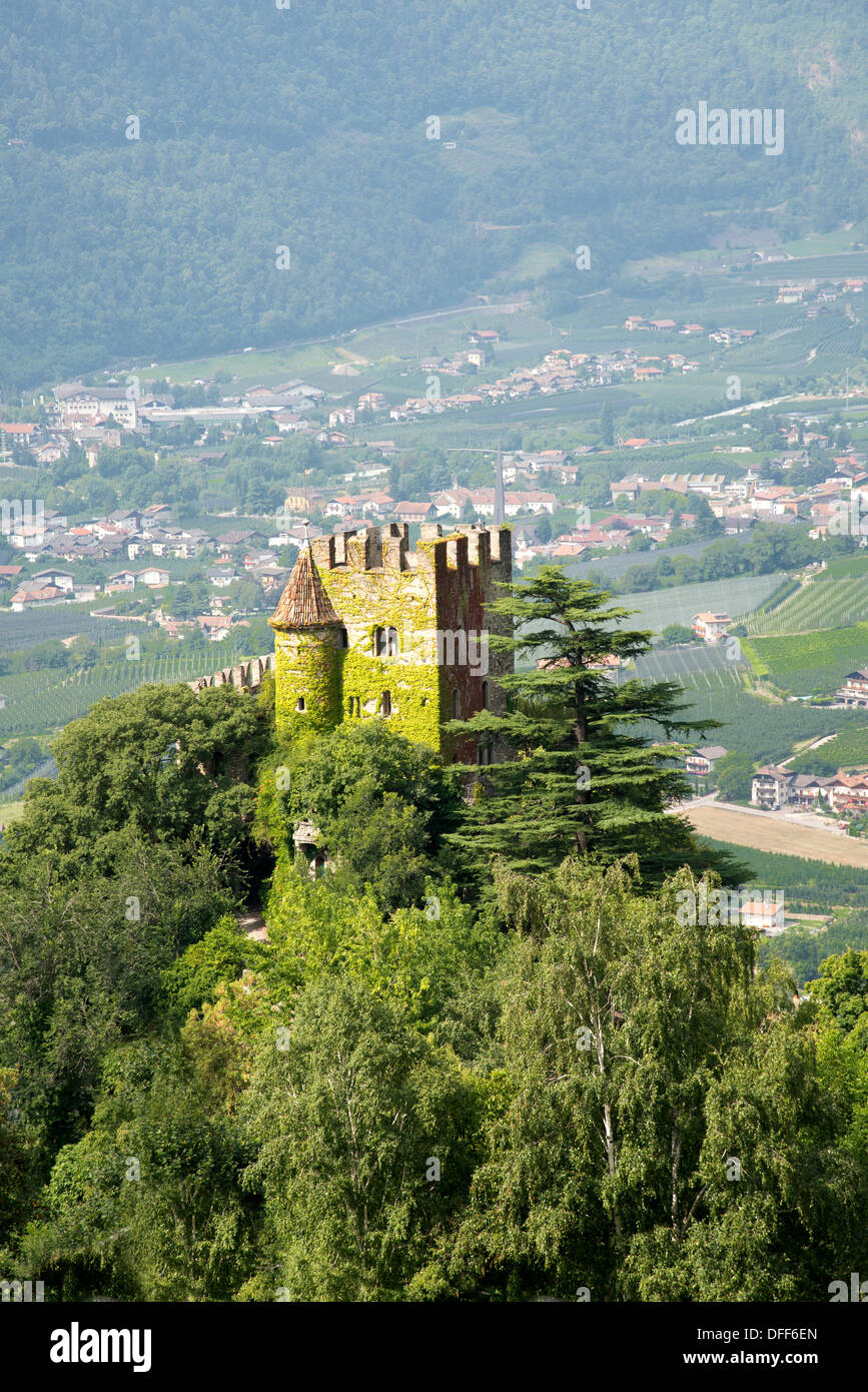 Vista di antichi e il famoso castello di Tirolo Trentino Alto Adige Foto Stock