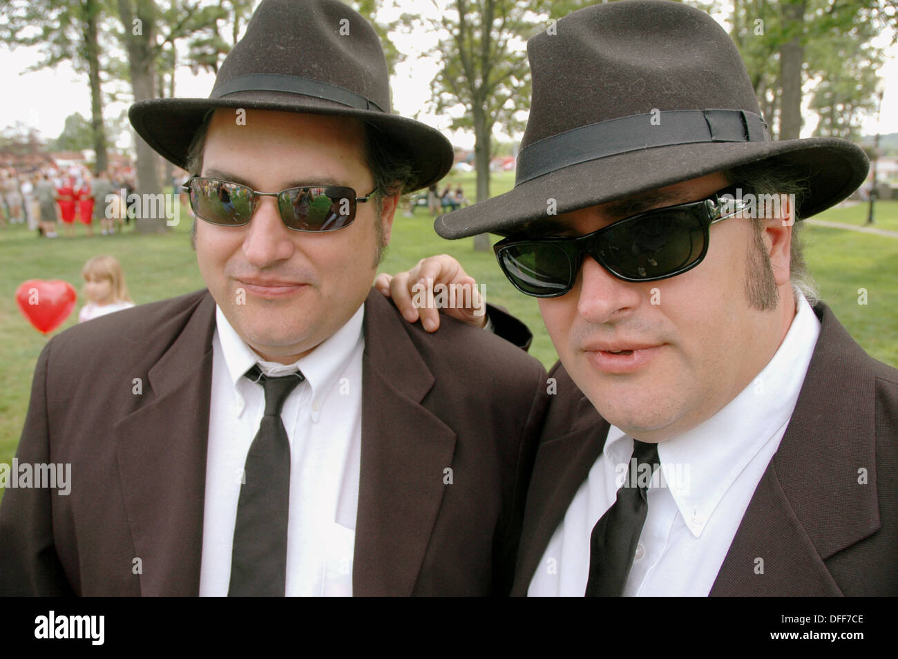 I fratelli gemelli cercando e vestirsi come Jake e Elwood Blues dei Blues  Brothers Movie Foto stock - Alamy