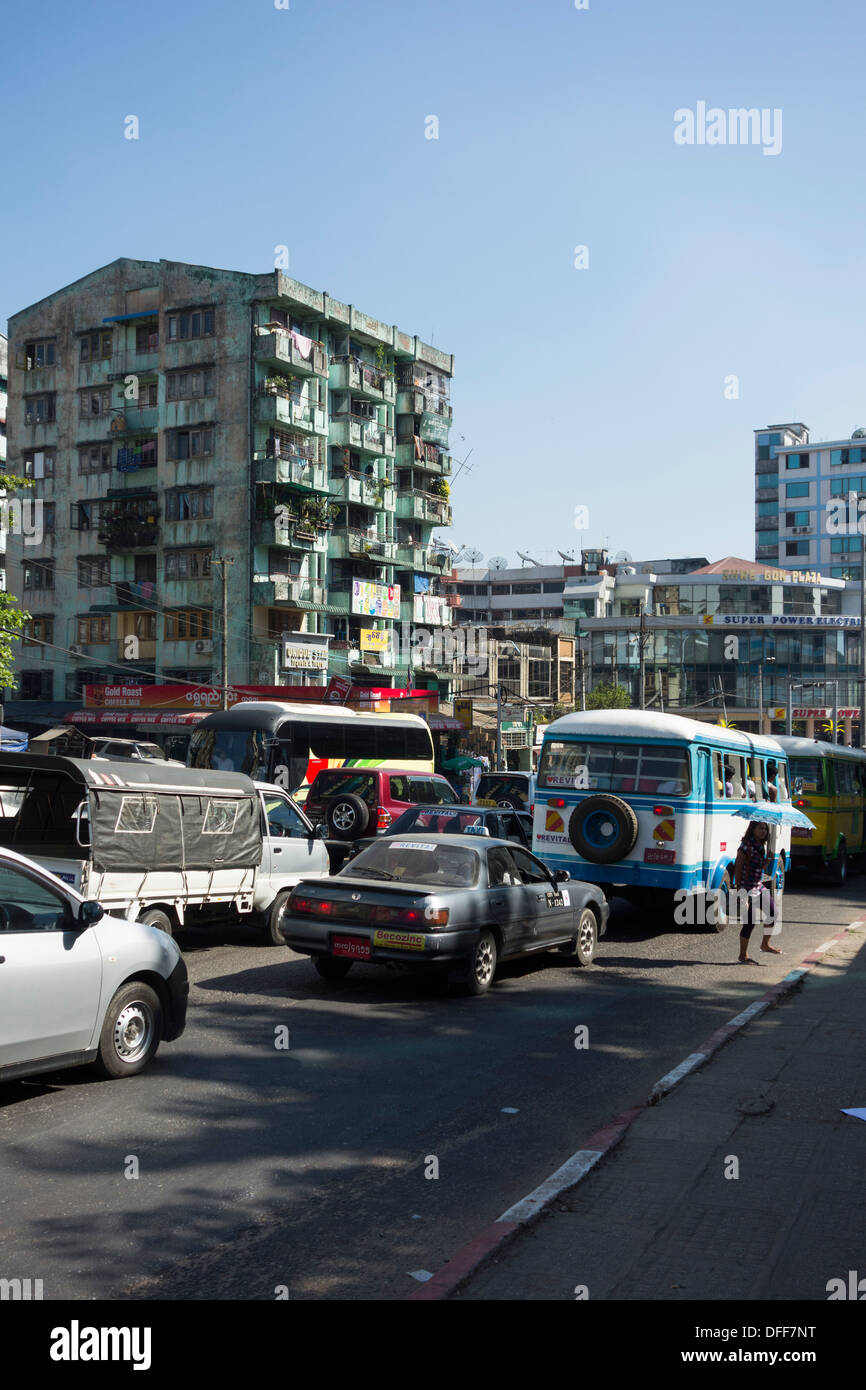 Strade trafficate di Yangon Foto Stock