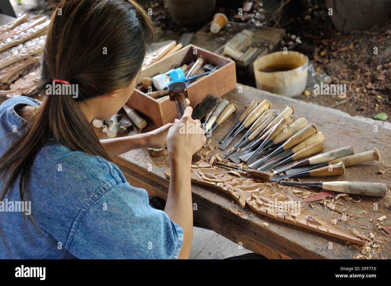 Workshop di carving, antico Siam, una forza di attrazione che si è aperto nel 1963 alla vetrina Thai eredità architettonica e religiosa. Foto Stock