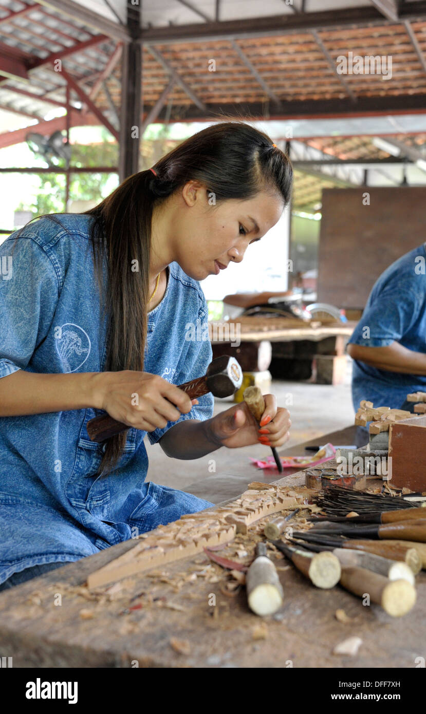 Workshop di carving, antico Siam, una forza di attrazione che si è aperto nel 1963 alla vetrina Thai eredità architettonica e religiosa. Foto Stock