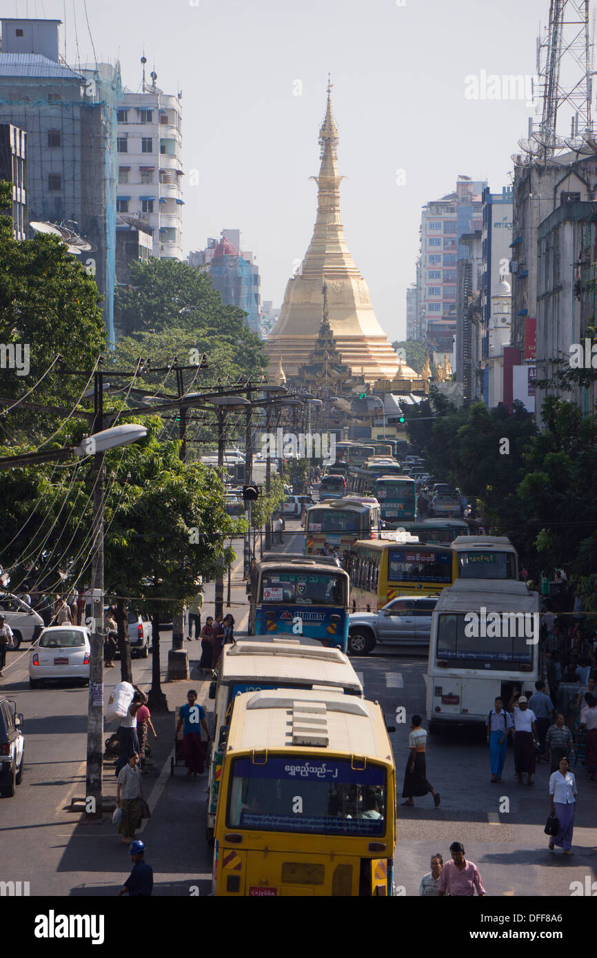 Congestionato Maha Bandula Road e Sule Pagoda Foto Stock