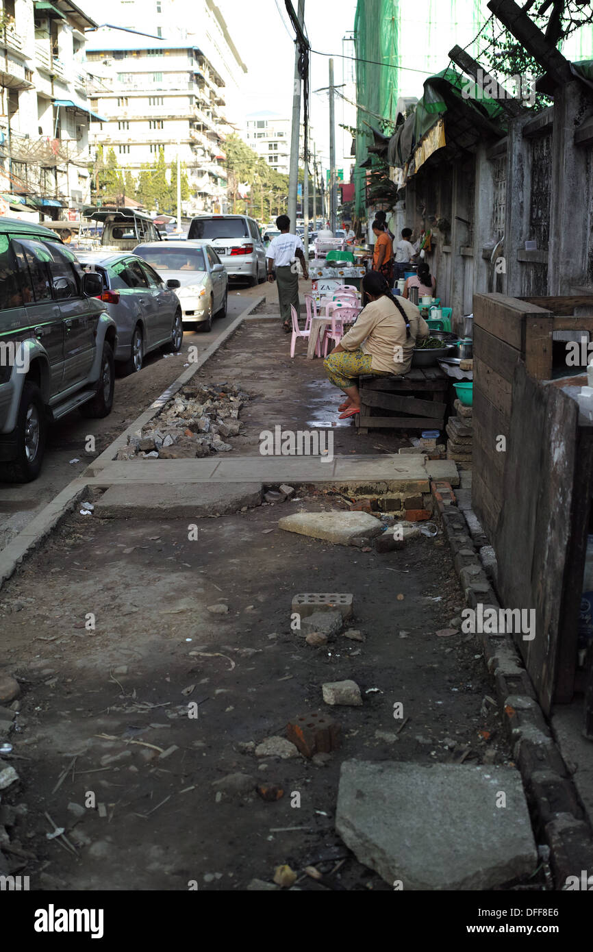 Strade di vecchio stile coloniale Yangon Foto Stock