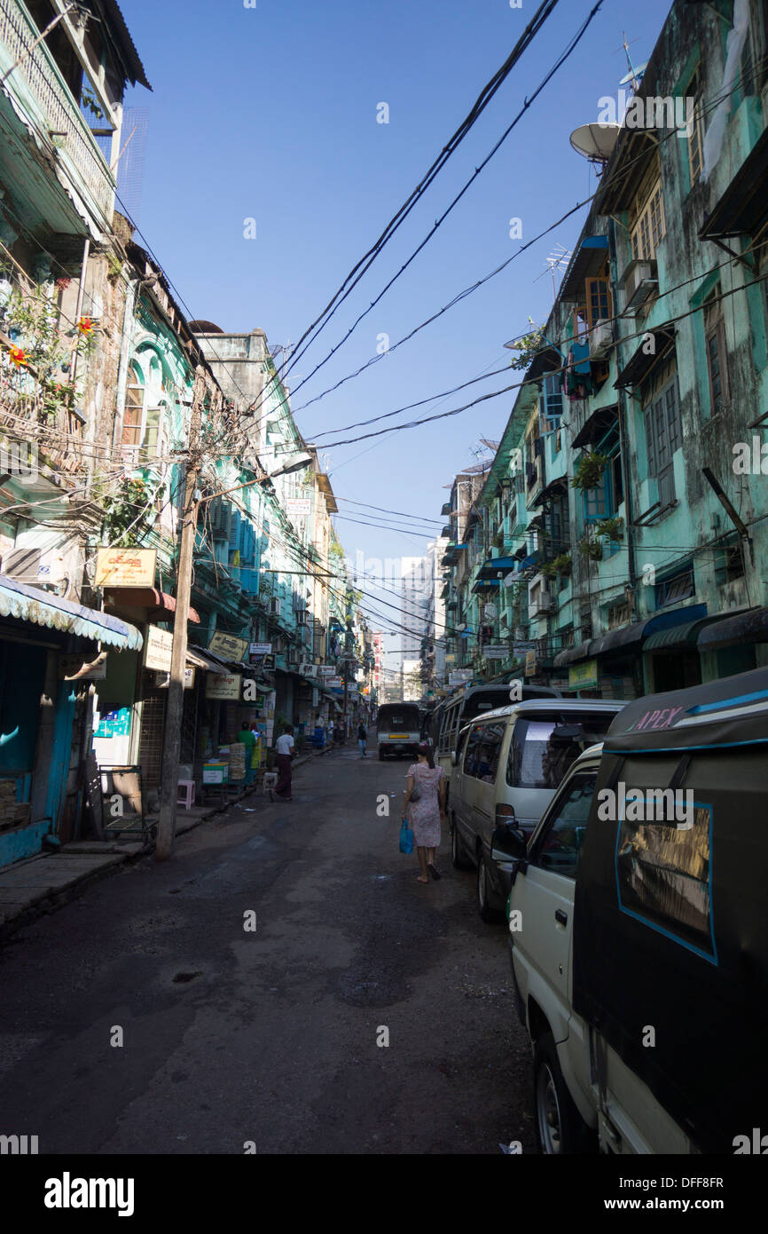 Strade di vecchio stile coloniale Yangon Foto Stock