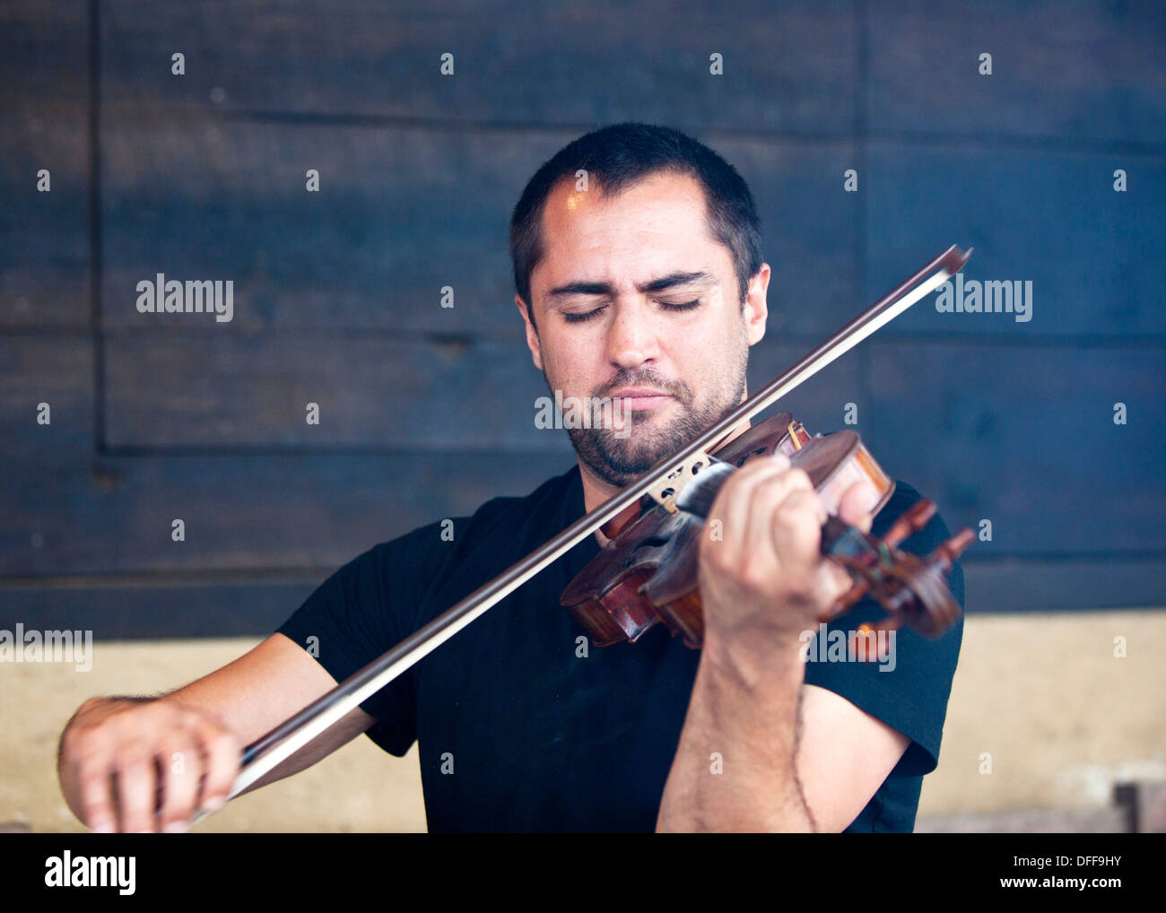 Ascoltando l'uomo suonare il violino immagini e fotografie stock ad
