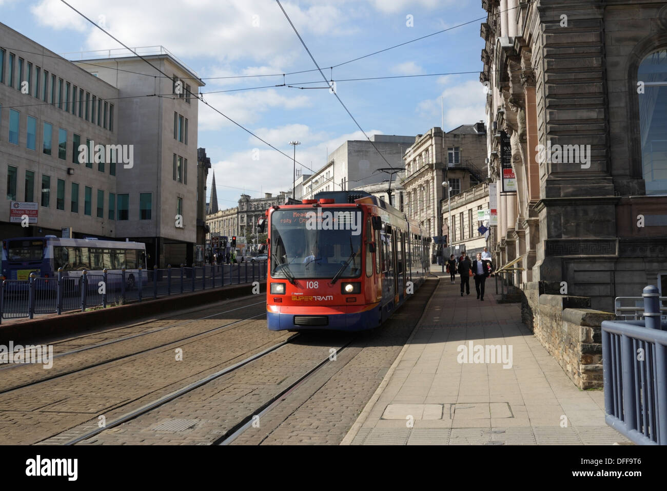 Un supertram Sheffield che attraversa il centro della città metropolitana, la rete metropolitana leggera Inghilterra Regno Unito Foto Stock