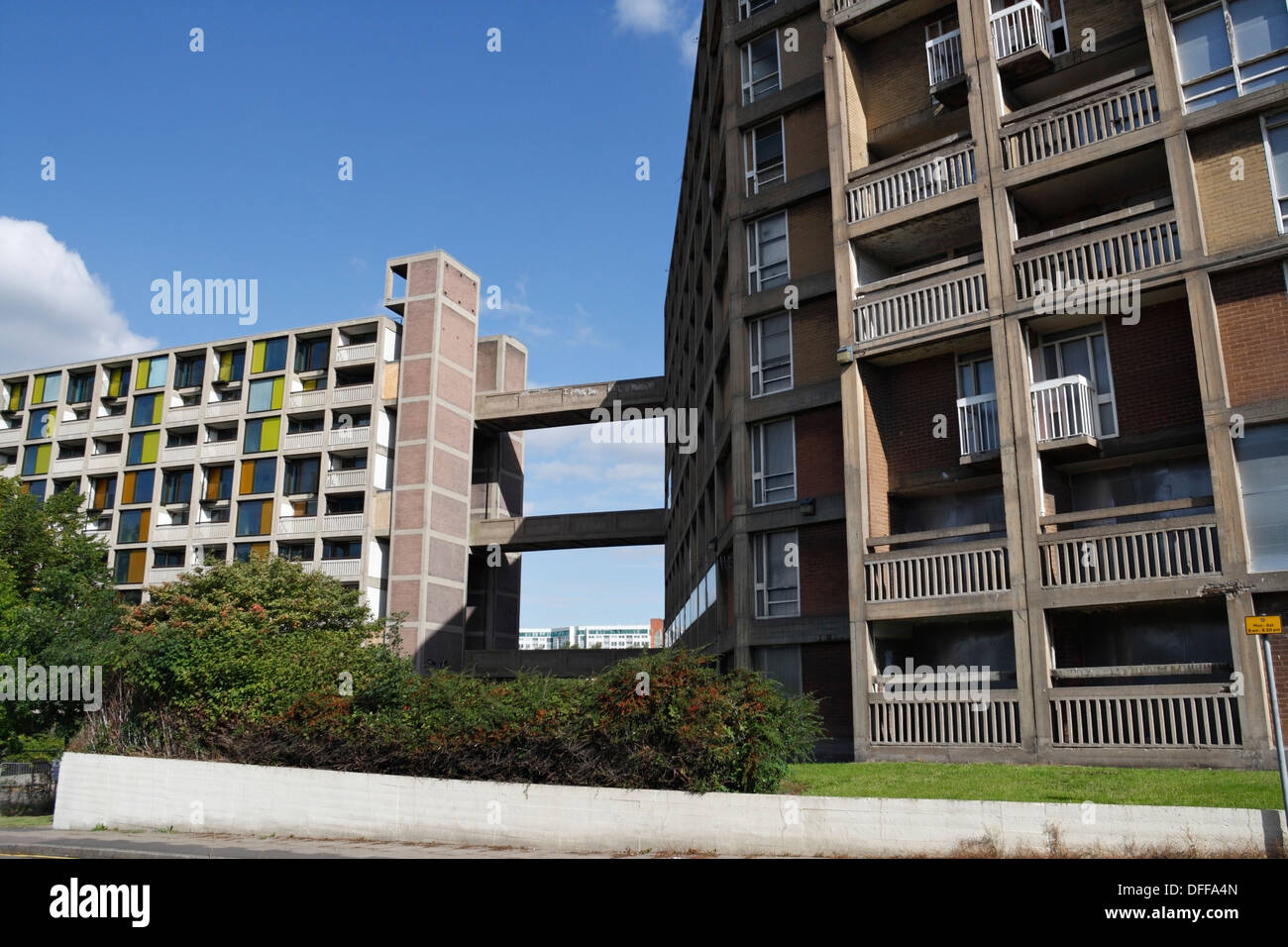 Si sono imbarcati su appartamenti comuni nella tenuta Park Hill di Sheffield, Inghilterra, edificio classificato di grado II* architettura brutalista modernismo in cemento Foto Stock