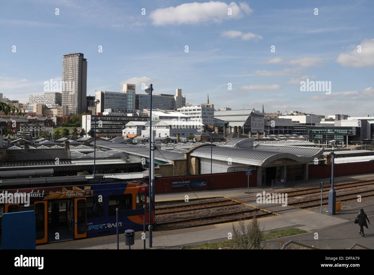 Skyline del centro di Sheffield con Super Tram e Stazione in primo piano. Inghilterra Foto Stock