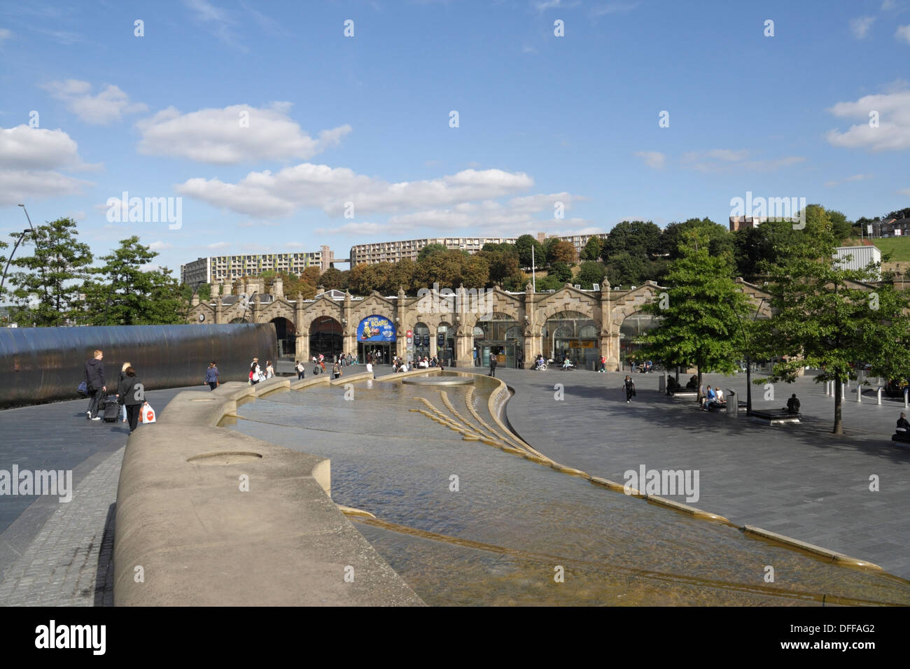 Shaf Square a Sheffield, Inghilterra, e l'ingresso della stazione ferroviaria, Water Feature Foto Stock