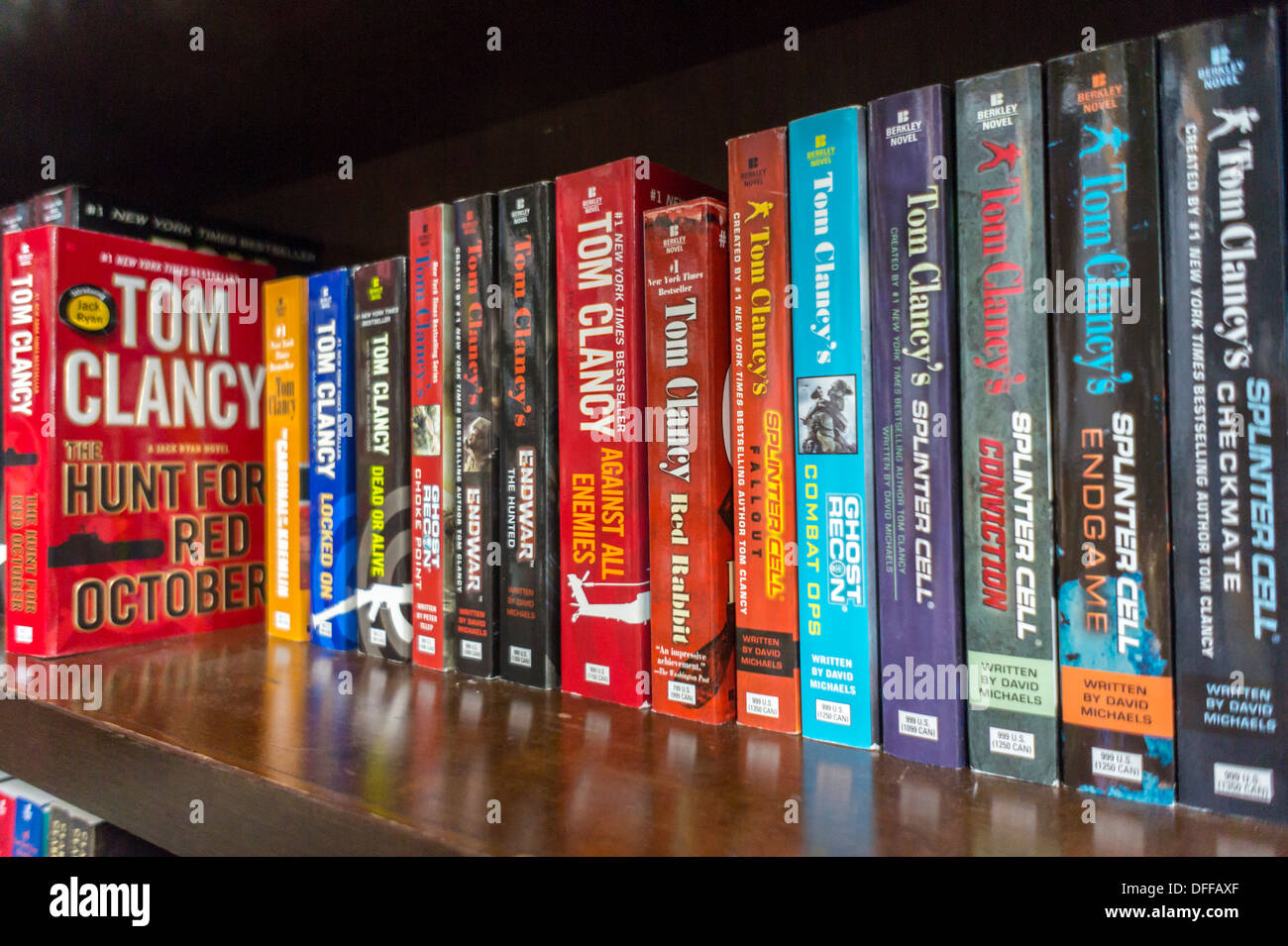 Copie di Tom Clancy spy romanzi sono stati visti su un ripiano libreria in  New York Foto stock - Alamy