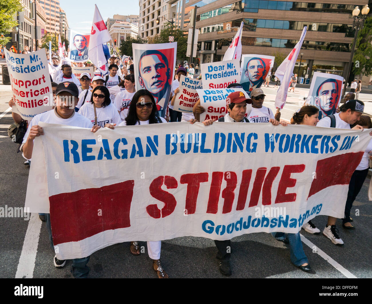 Washington, DC, Stati Uniti d'America: Attaccanti e sindacalisti marzo per i salari più elevati in Washington, DC. ©Ann poco Foto Stock