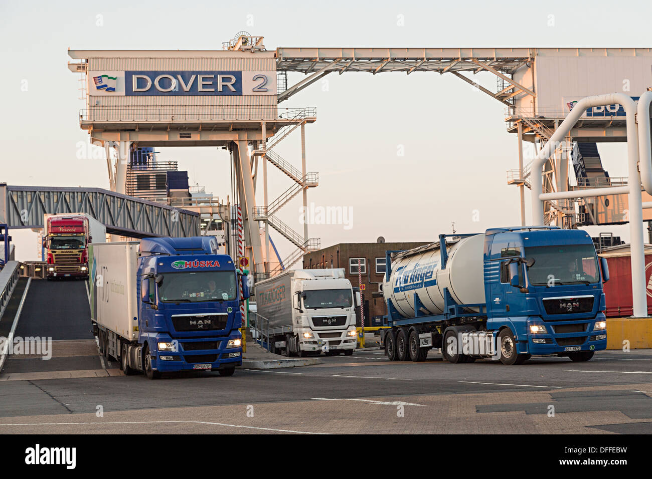 Autocarri stranieri lo sbarco dal traghetto a Dover, Regno Unito Foto Stock