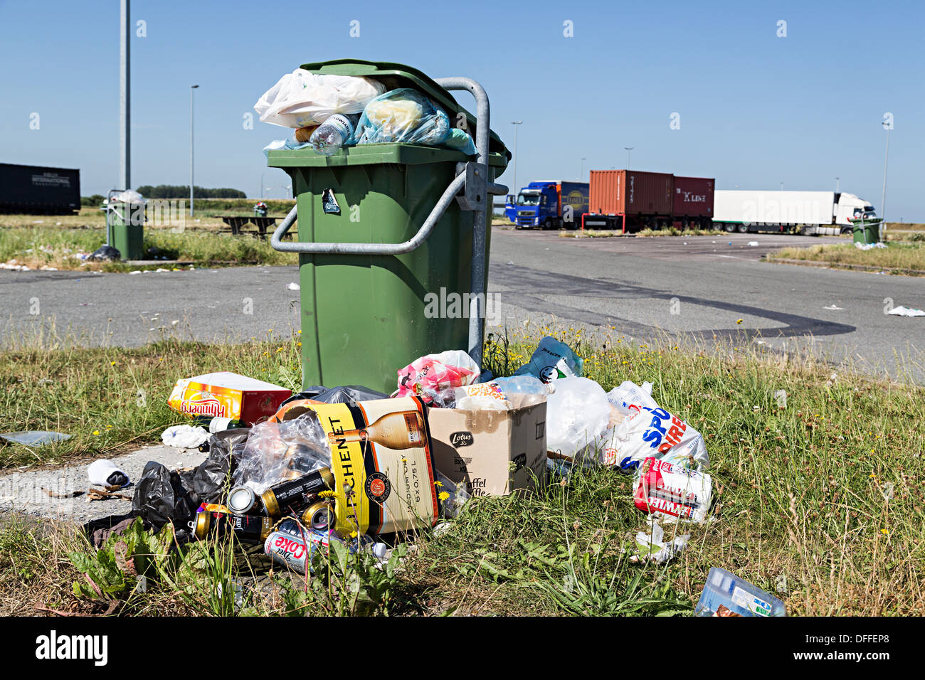 La spazzatura trabocca dalla banchina bin a servizi autostradali, Belgio Foto Stock