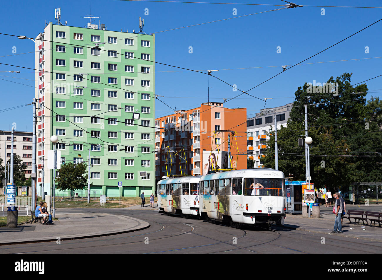 Trolley bus tram e dipinto di blocchi di appartamenti, Brno, Repubblica Ceca, Europa Foto Stock