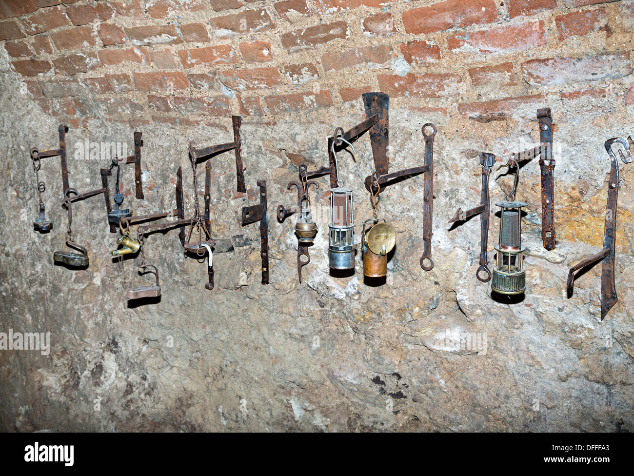 Un display di vecchie lampade nel labirinto sotterraneo, Brno, Repubblica Ceca Foto Stock