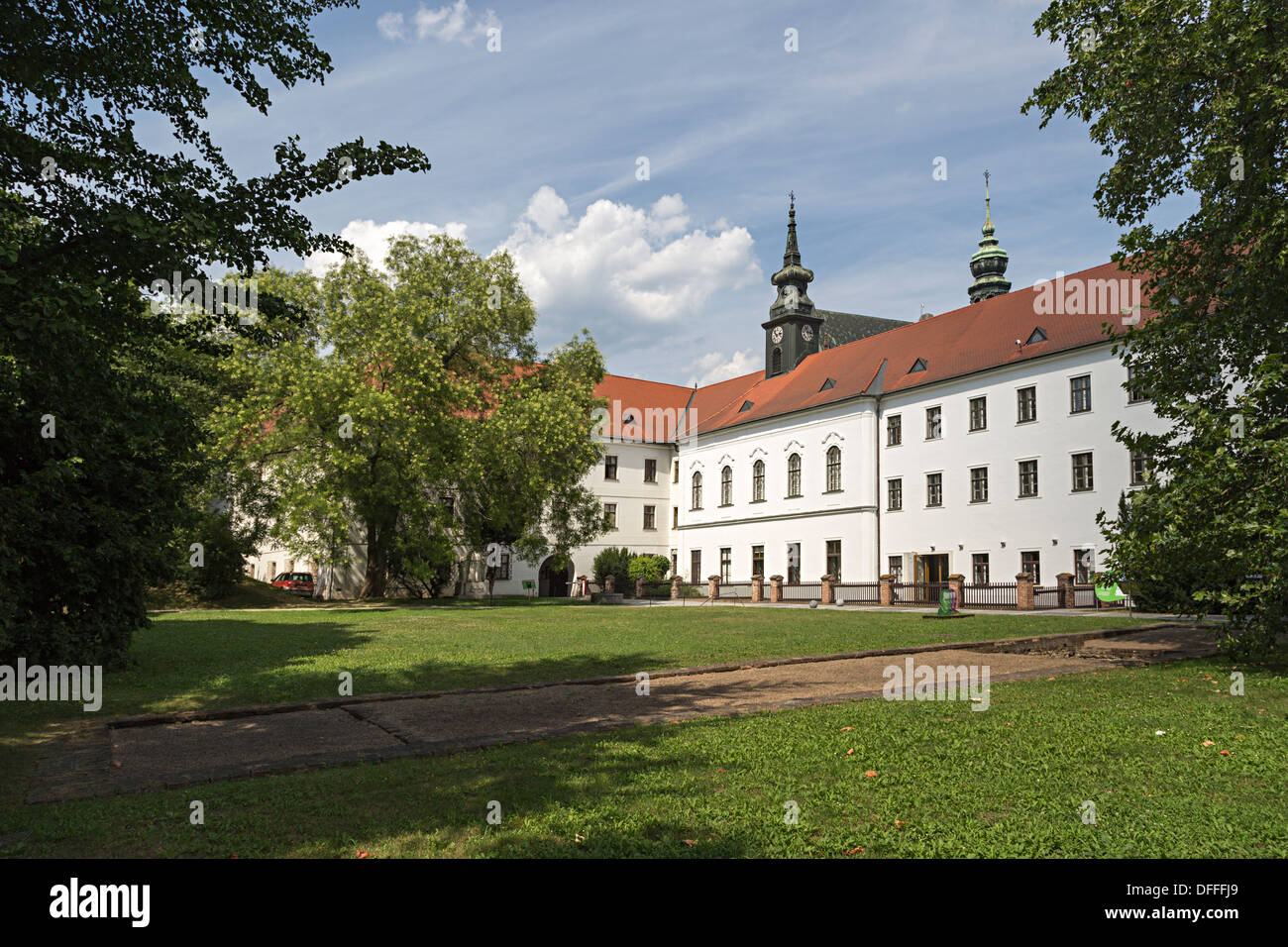 Monastero dove Gregor Mendel condusse esperimenti genetici, con il profilo della sua serra nel prato, Brno, repubblica Ceca Foto Stock