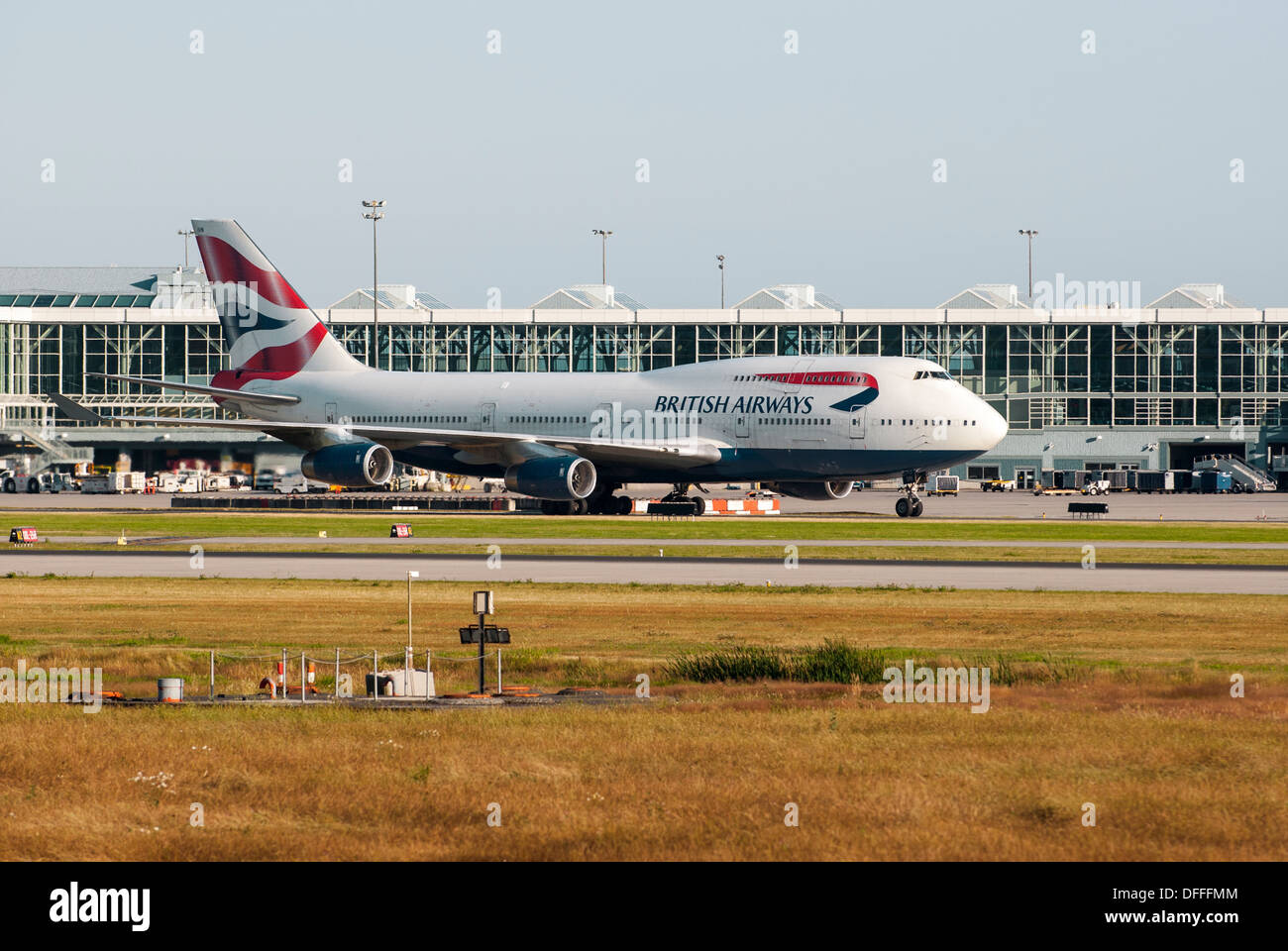 British Airways Boeing 747-436 rullaggio verso il basso in corrispondenza della pista aeroportuale YVR, dall'Aeroporto Internazionale di Vancouver. Foto Stock