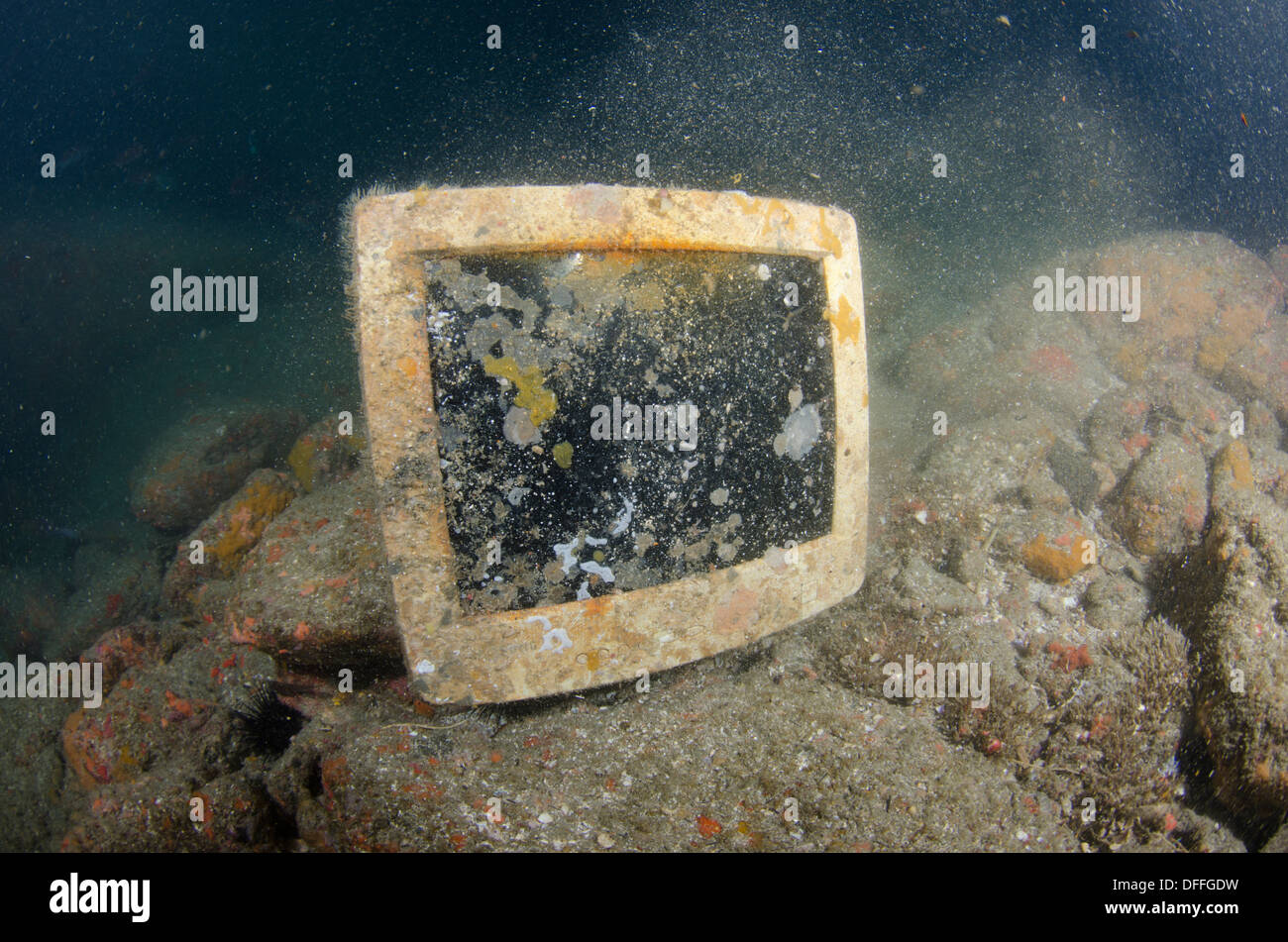 Il vecchio schermo del computer trovato nel fondo dell'oceano. Foto Stock