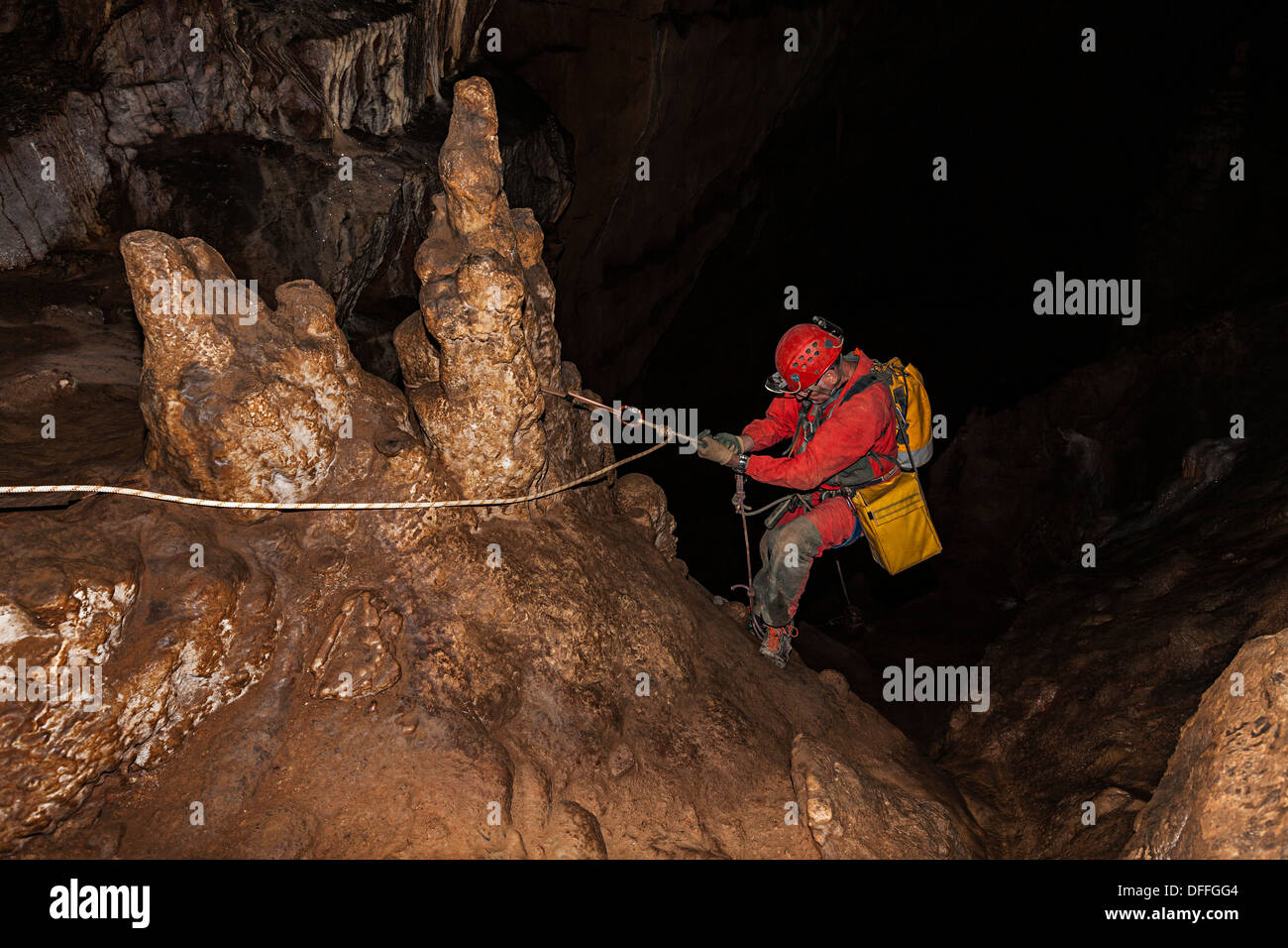Speleologo impresa SRT sulla corda in Martinska jama grotta, Slovenia Foto Stock
