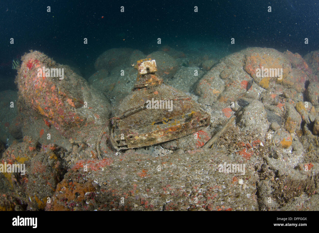 Il vecchio schermo del computer trovato nel fondo dell'oceano. Foto Stock