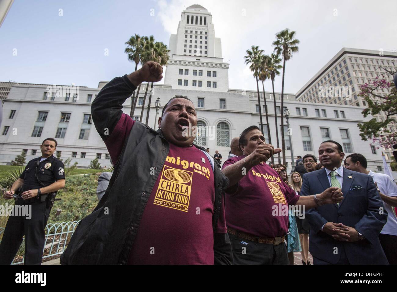 Los Angeles, California, USA. 3° Ott, 2013. I membri di manodopera e di immigrati di attivisti per i diritti celebrare dopo la California Gov. Jerry Brown firmato bill AB 60 che consentirà alle persone nel paese illegalmente per ricevere un permesso di guidare legalmente in California. © Ringo Chiu/ZUMAPRESS.com/Alamy Live News Foto Stock