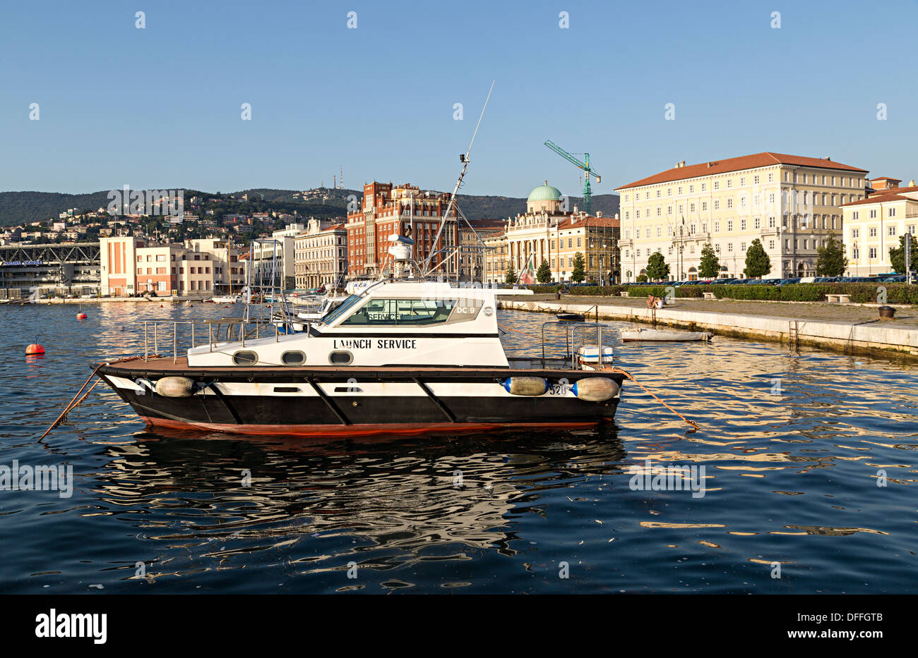 Lancia ormeggiata in centro città, Trieste, Italia Foto Stock