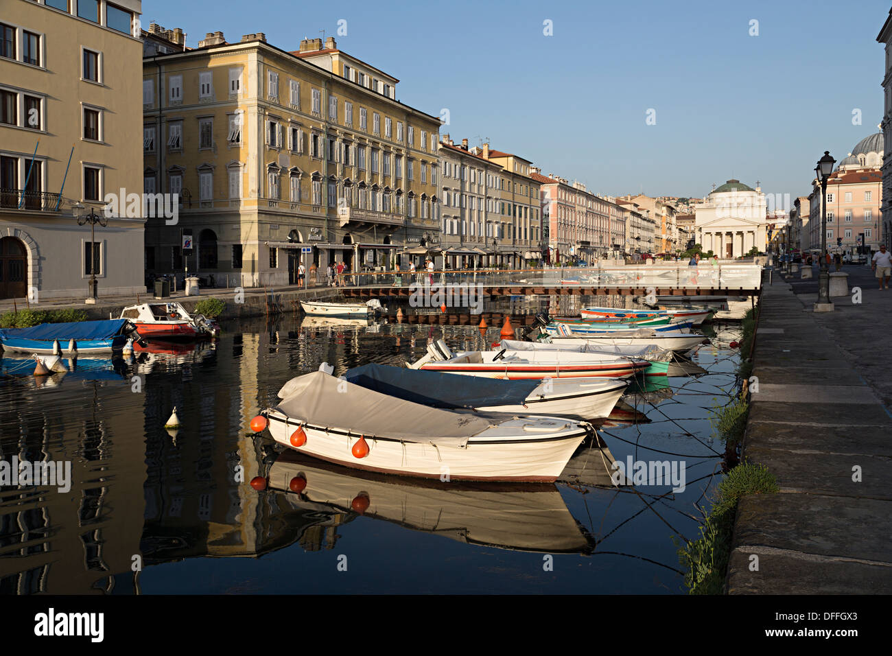Barche ormeggiate sul Grand Canal, Trieste, Italia Foto Stock