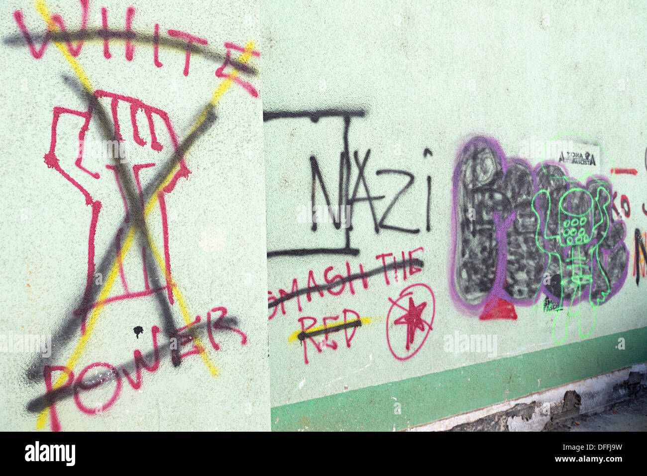 Graffiti dipinti su muro dell'edificio, Kranj, Slovenia Foto Stock