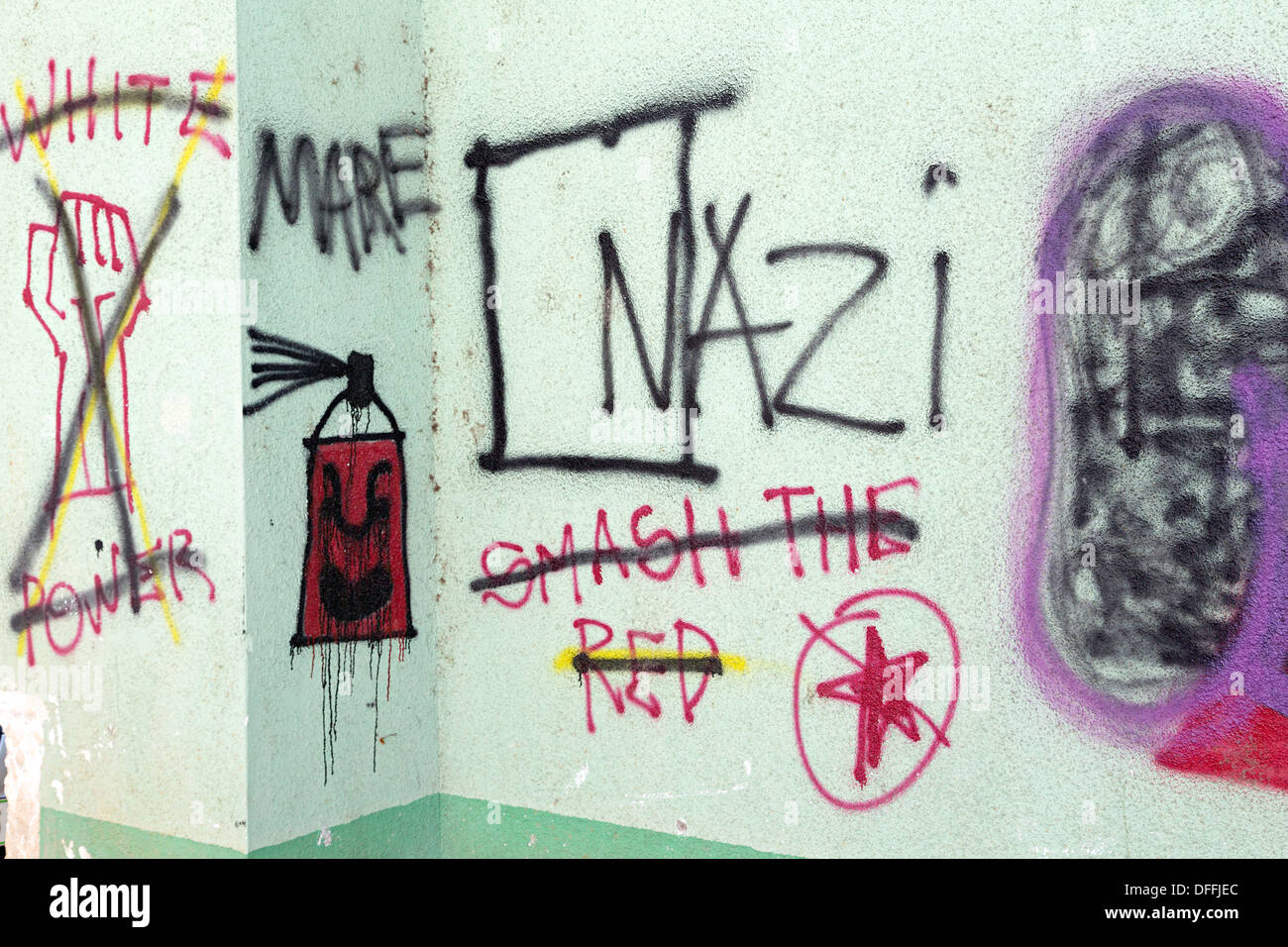 Graffiti dipinti su muro dell'edificio, Kranj, Slovenia Foto Stock