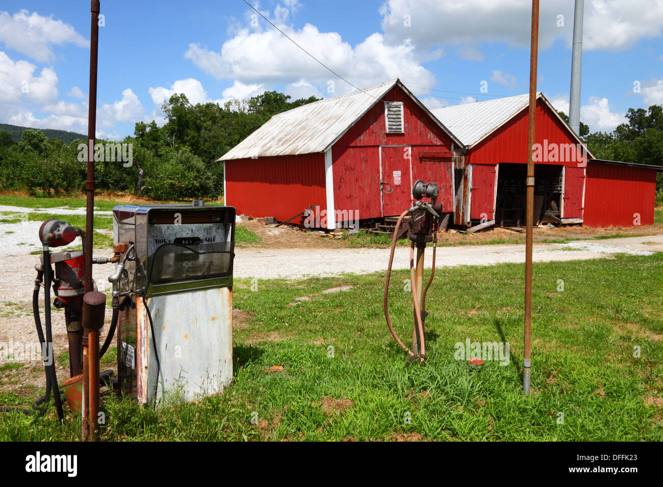 In disuso la pompa benzina e rosso in legno fabbricati agricoli sulla strada rurale nei pressi di Gettysburg, Adams County, Pennsylvania, STATI UNITI D'AMERICA Foto Stock