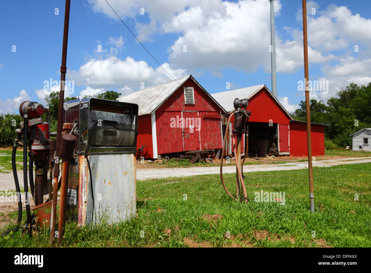 In disuso la pompa benzina e rosso in legno fabbricati agricoli sulla strada rurale nei pressi di Gettysburg, Adams County, Pennsylvania, STATI UNITI D'AMERICA Foto Stock