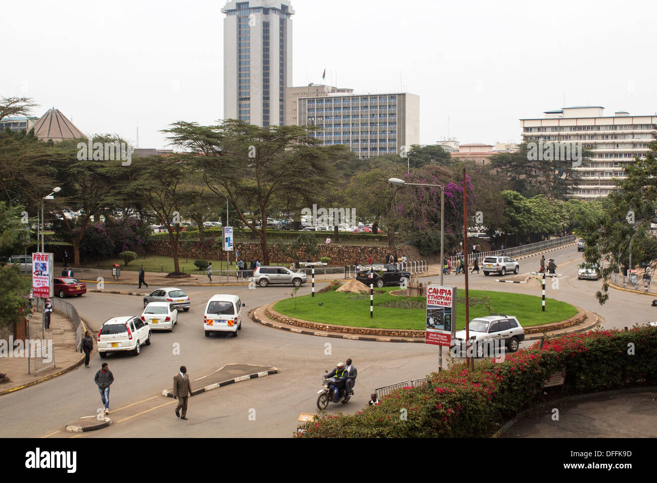 Cerchio di traffico in Parlamento Rd. e Municipio Via a Nairobi in Kenya Foto Stock