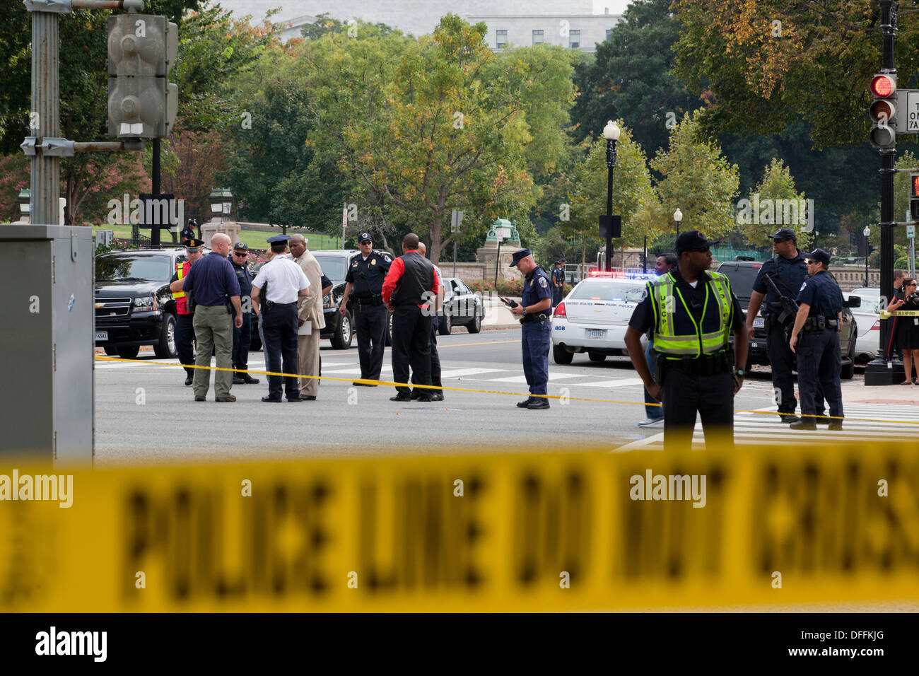 Poliziotti raccolti dietro la linea di polizia tape - Washington DC, Stati Uniti d'America Foto Stock