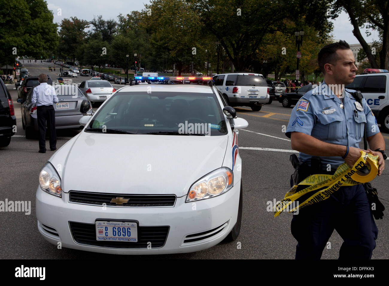 Poliziotto taping fuori della scena del crimine - Washington DC, Stati Uniti d'America Foto Stock