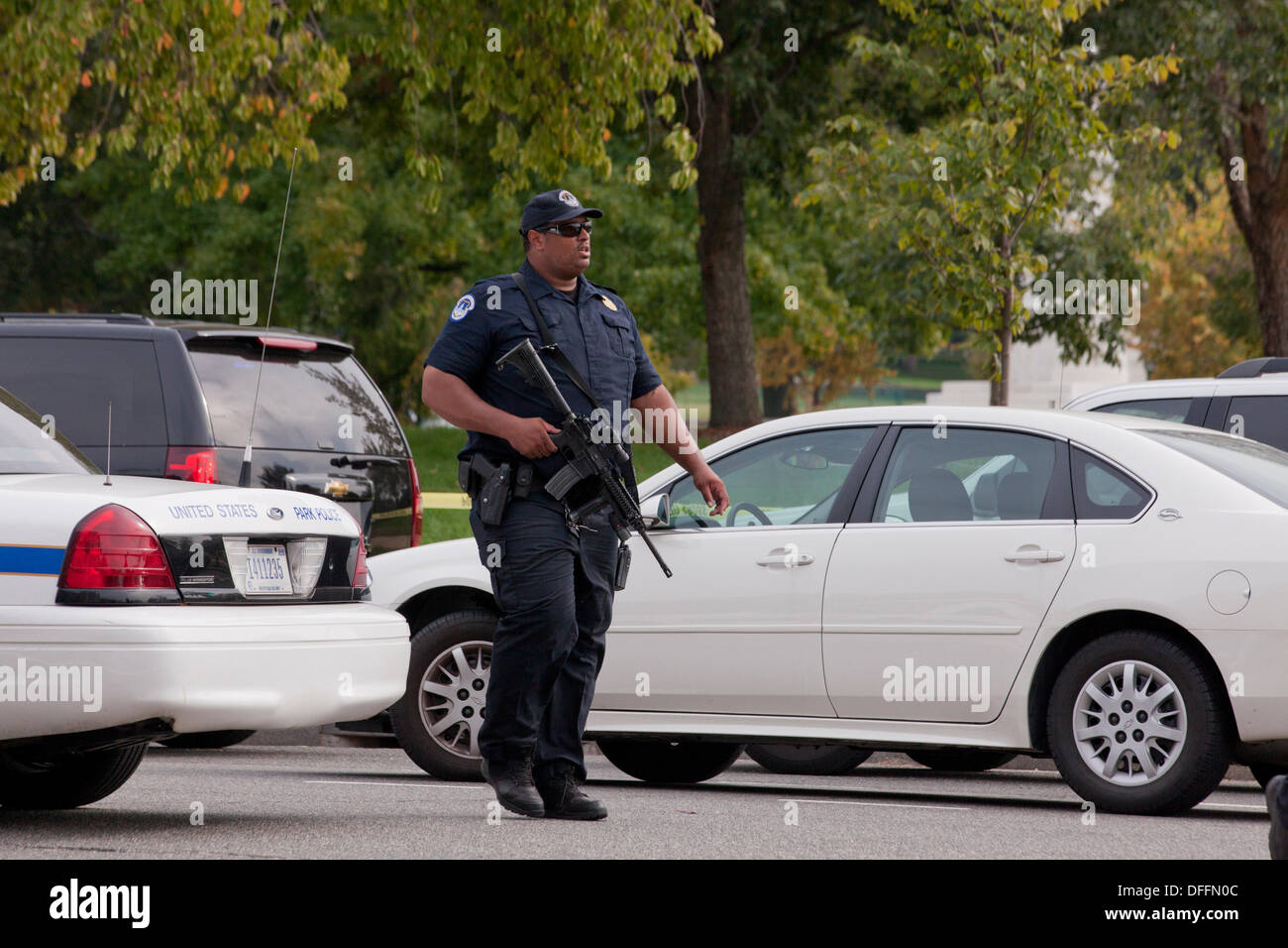 Poliziotto che trasportano un semi-auto fucile in corrispondenza di una scena del crimine - Washington DC, Stati Uniti d'America Foto Stock