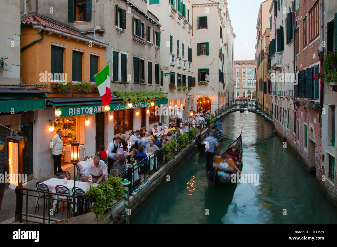 Ristorante in un canale di Venezia Foto Stock